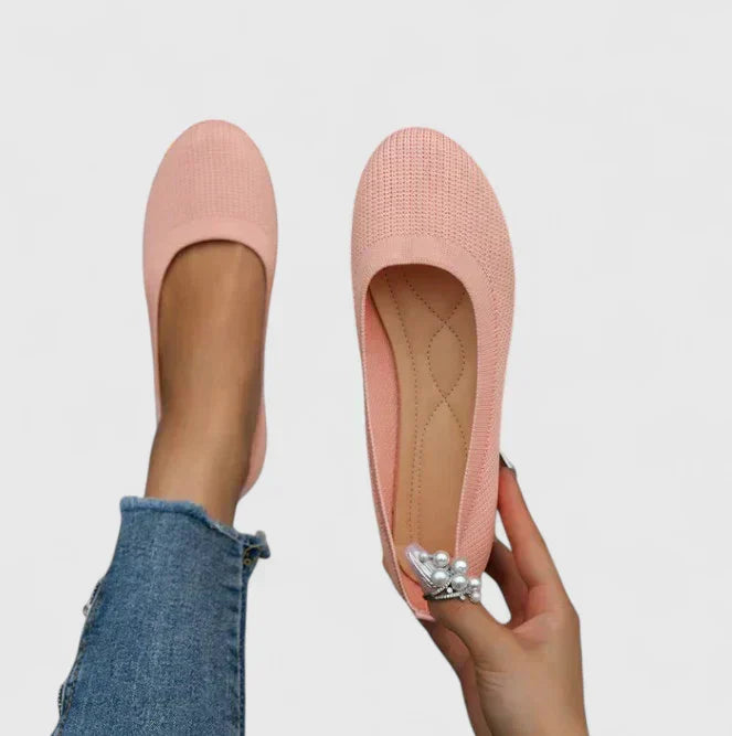 Flat shoes with a rounded toe and mesh upper