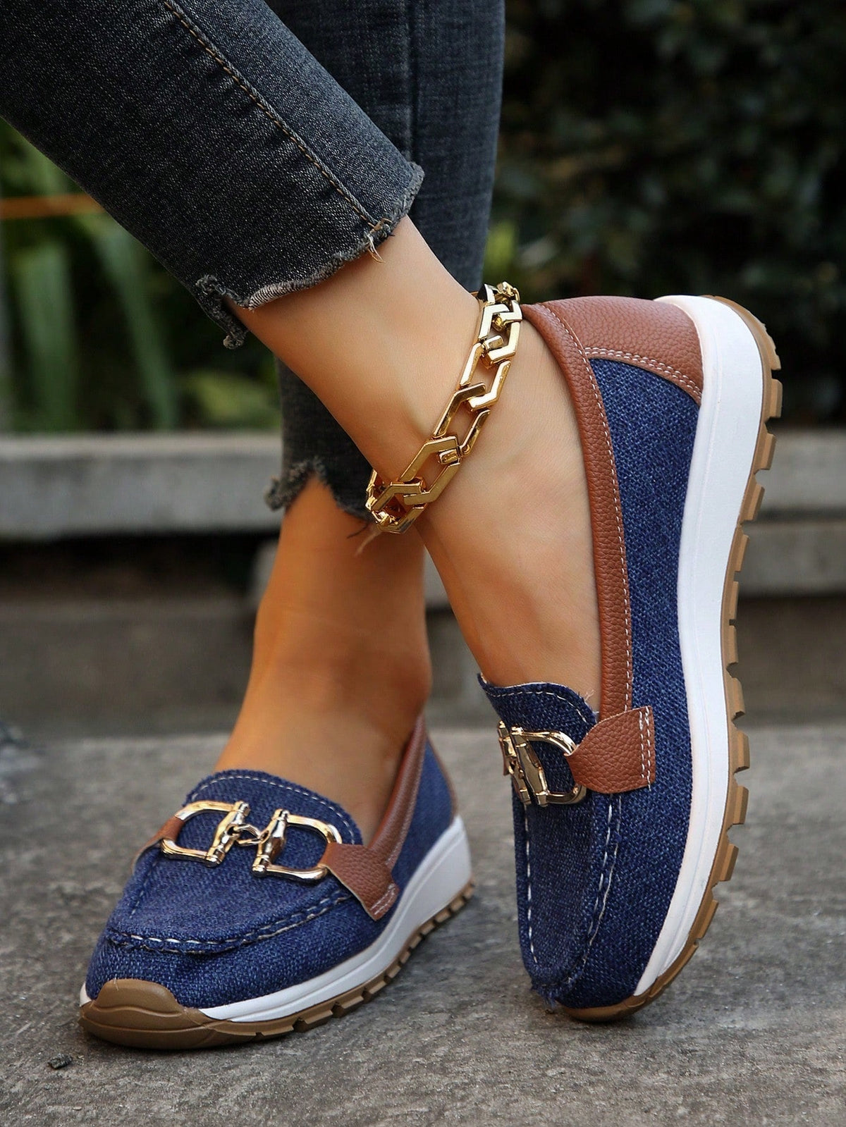 Loafers with chain details and round toes