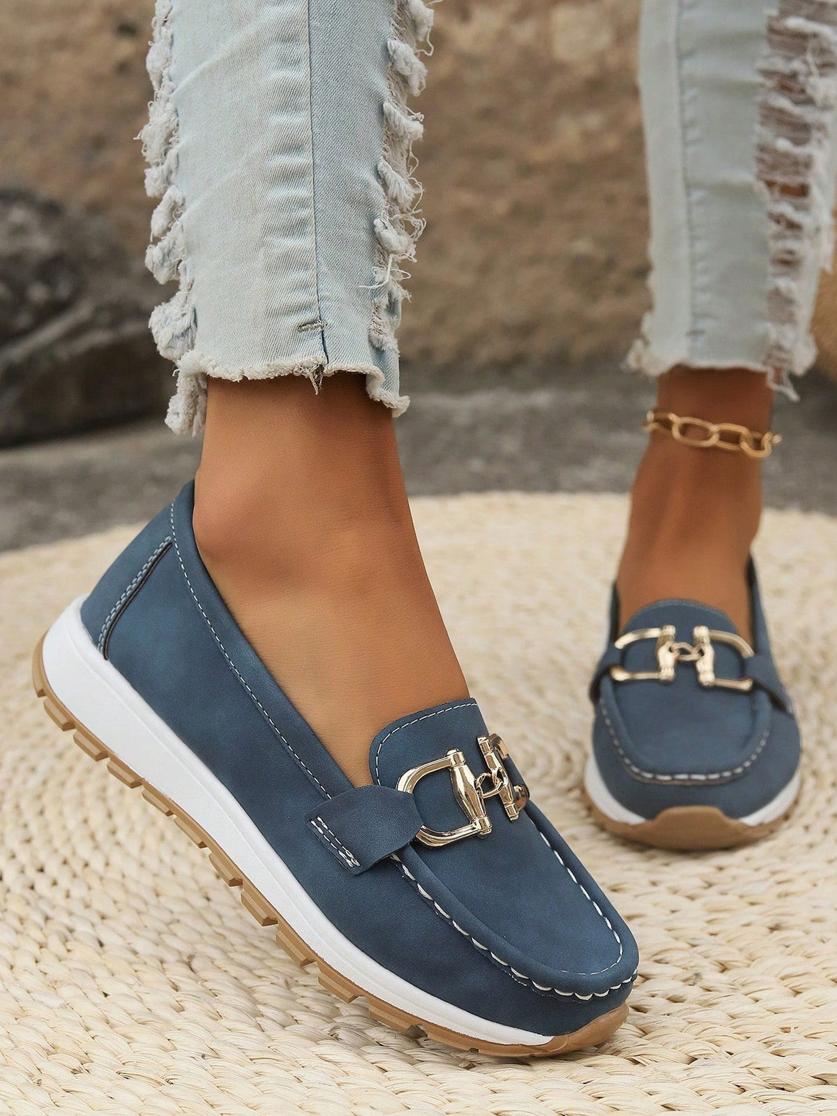 Loafers with chain details and round toes