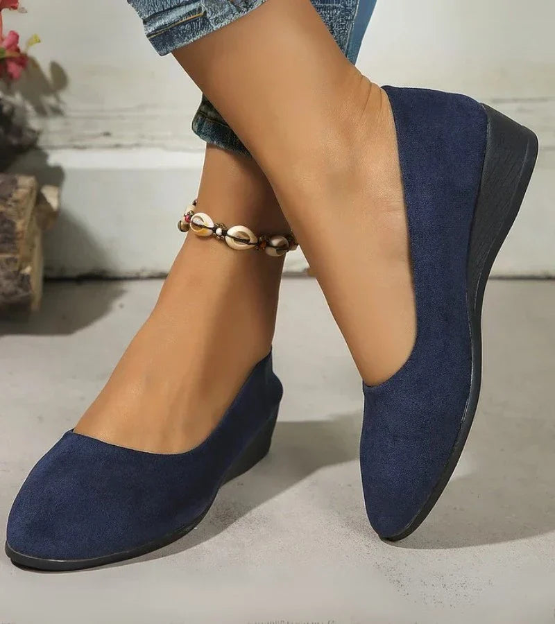 Buty na niskim koturnie z okrągłym noskiem