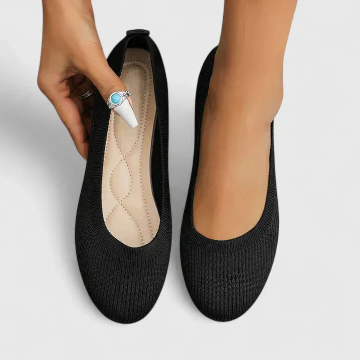 Flat shoes with a rounded toe and mesh upper