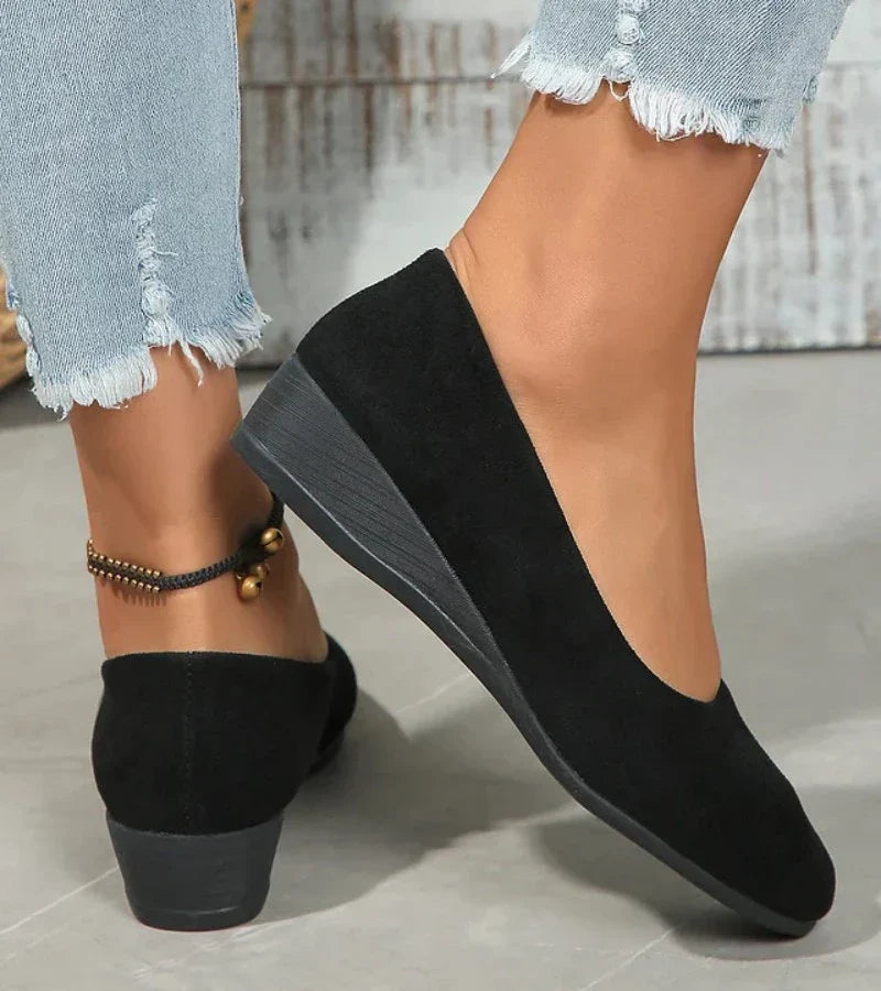 Low wedge shoes with a round toe