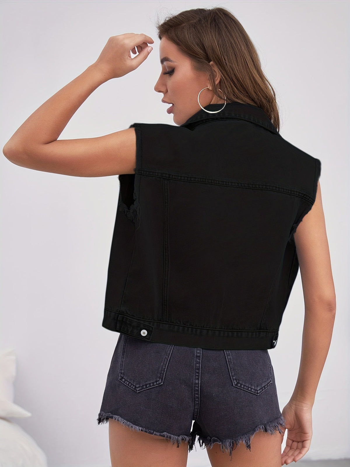Frayed-edge collarless cropped jacket with buttons and pockets