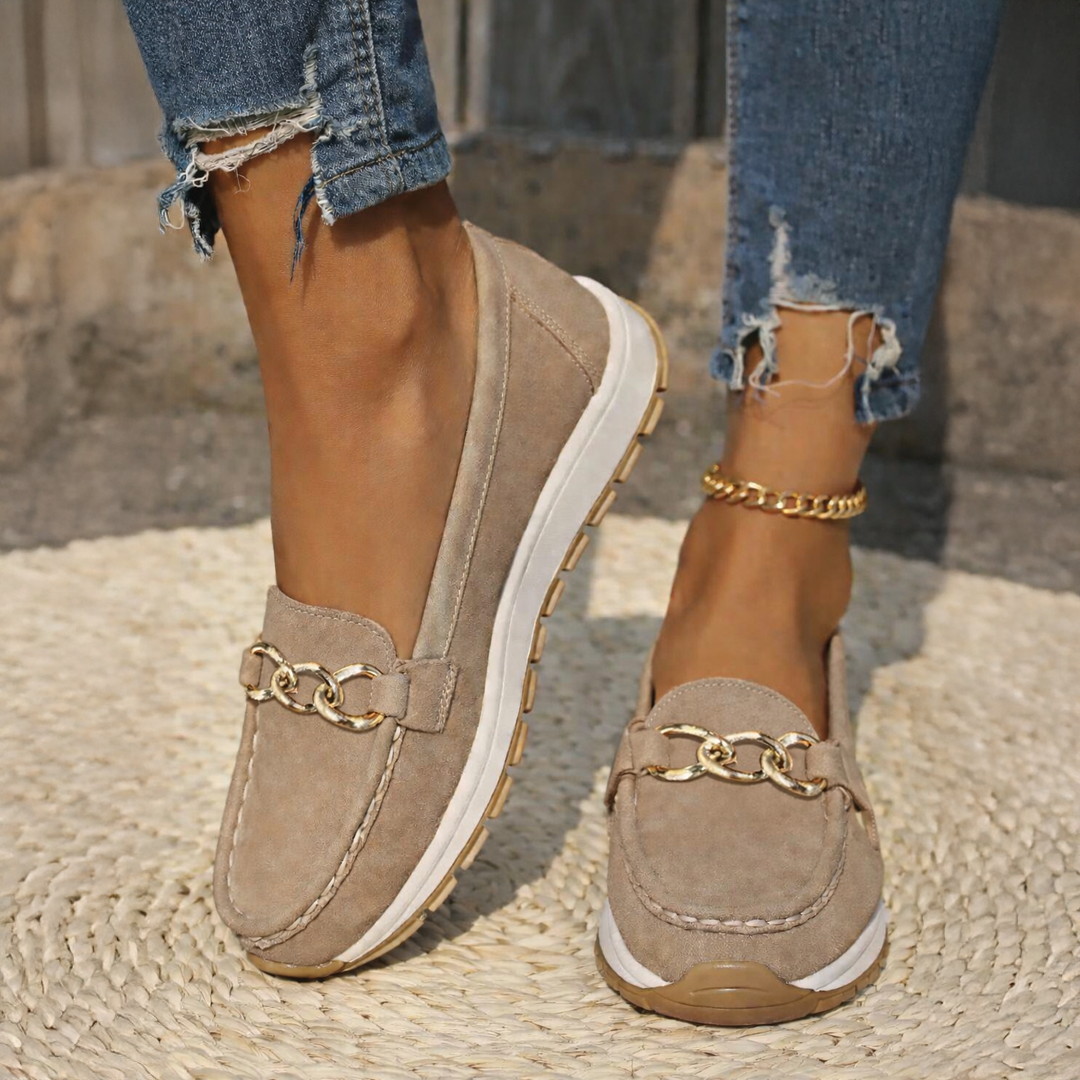 Loafers with chain details and round toes