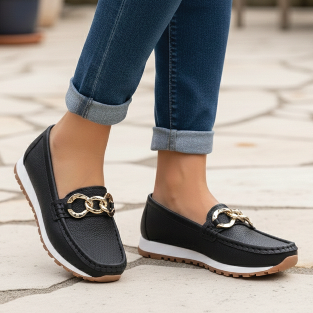 Loafers with chain details and round toes