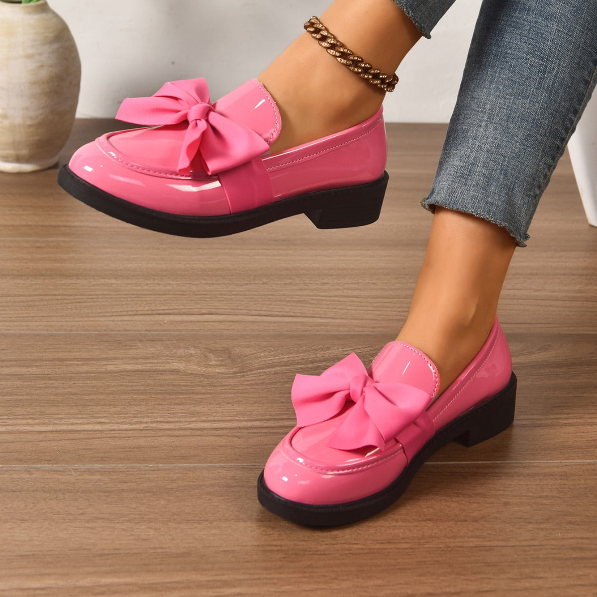Buty wsuwane z okrągłym noskiem i węzłem na pięcie
