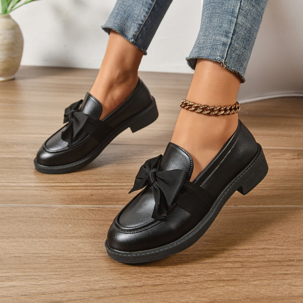 Buty wsuwane z okrągłym noskiem i węzłem na pięcie