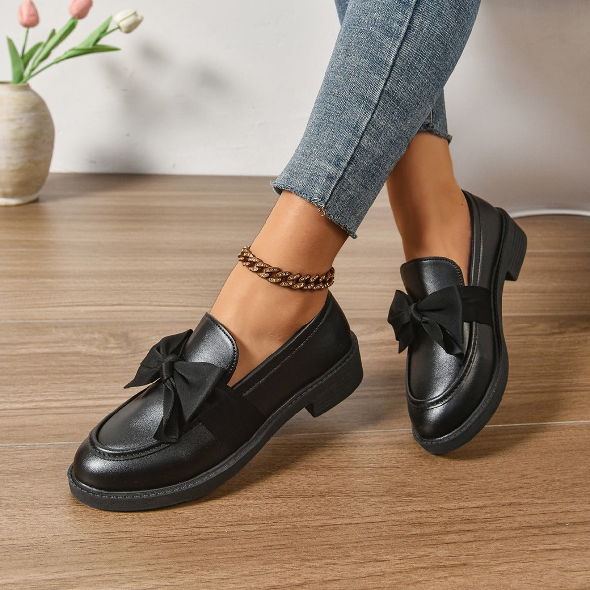 Buty wsuwane z okrągłym noskiem i węzłem na pięcie