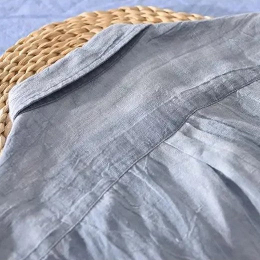 Loose short-sleeved shirt with cuffs, a collar, and a button