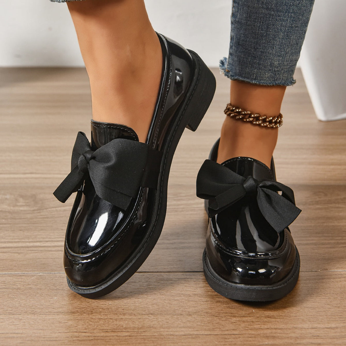 Buty wsuwane z okrągłym noskiem i węzłem na pięcie