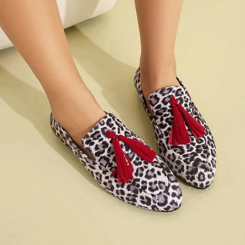 Flat loafers with fringe and a round toe