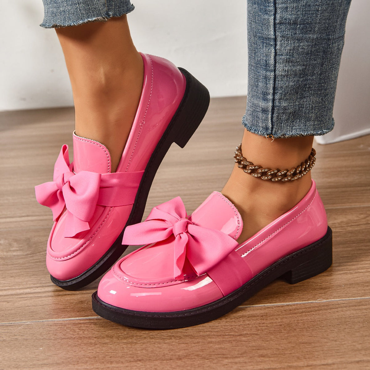 Buty wsuwane z okrągłym noskiem i węzłem na pięcie