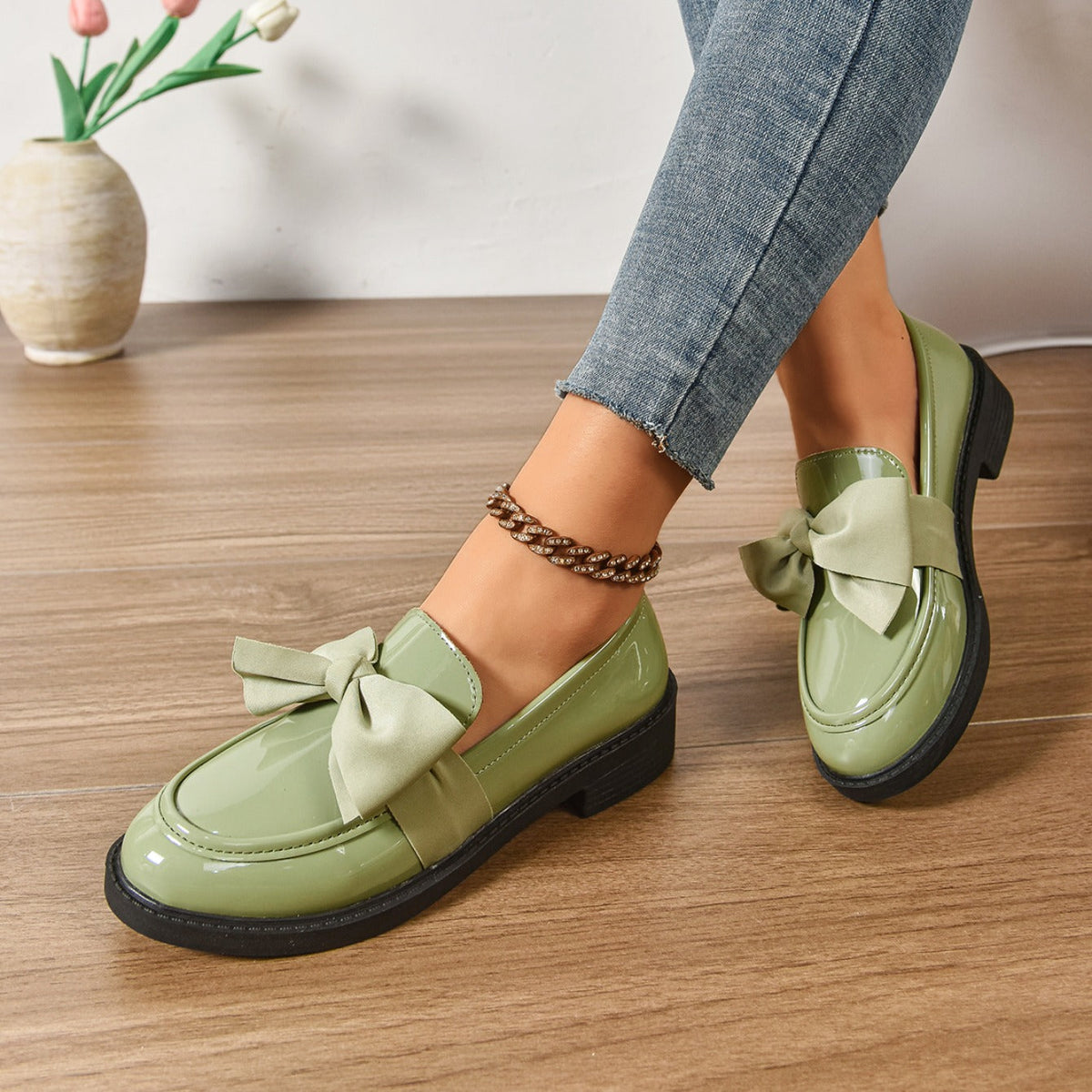 Buty wsuwane z okrągłym noskiem i węzłem na pięcie