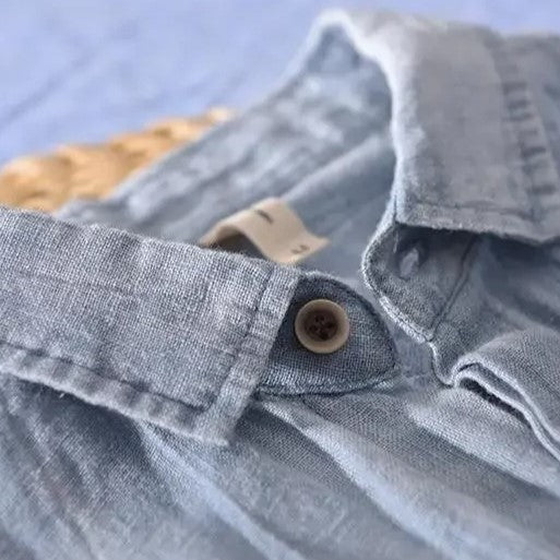 Loose short-sleeved shirt with cuffs, a collar, and a button