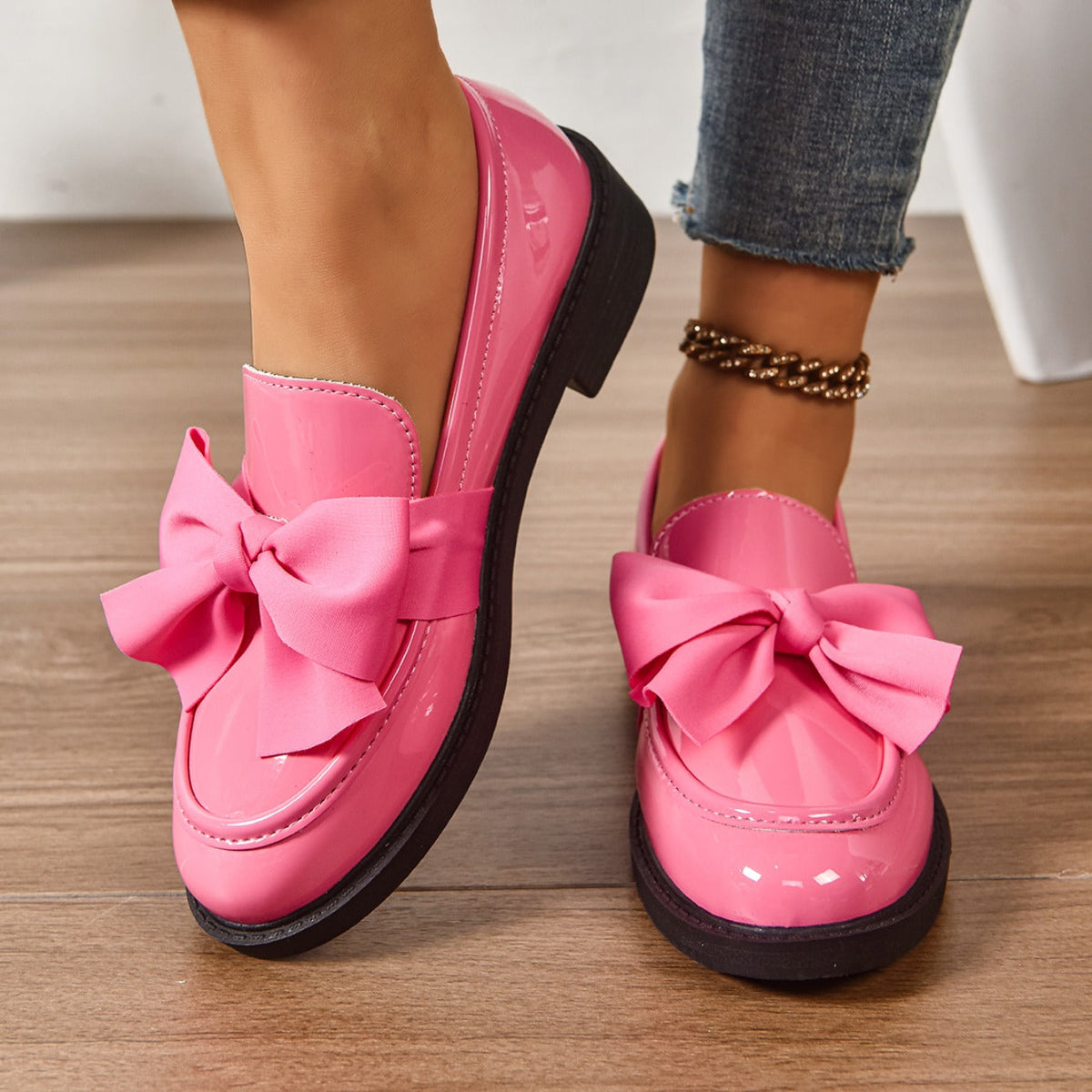 Buty wsuwane z okrągłym noskiem i węzłem na pięcie