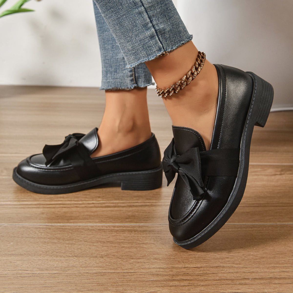 Buty wsuwane z okrągłym noskiem i węzłem na pięcie