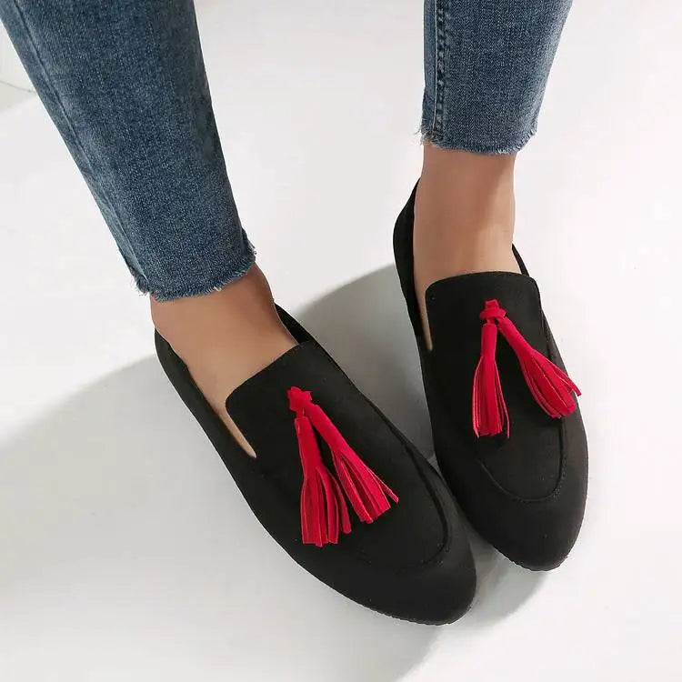 Flat loafers with fringe and a round toe