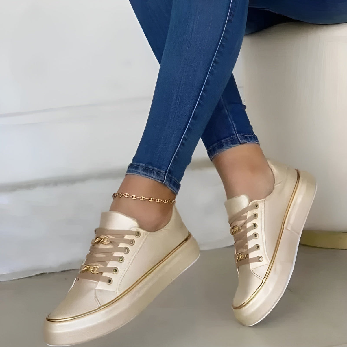 Buty na platformie z łańcuchem