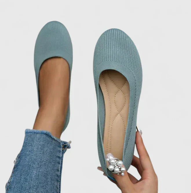 Flat shoes with a rounded toe and mesh upper