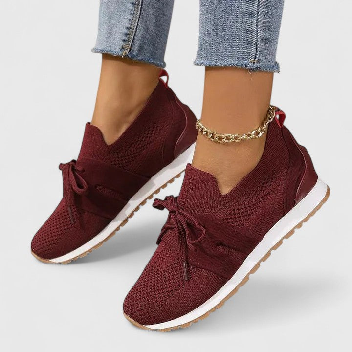 Sneakers z sznurowanymi panelami i teksturowanym wykończeniem, niskie, okrągły nosek