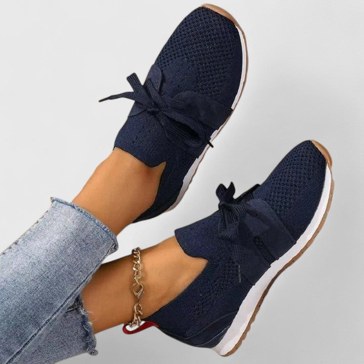 Sneakers z sznurowanymi panelami i teksturowanym wykończeniem, niskie, okrągły nosek