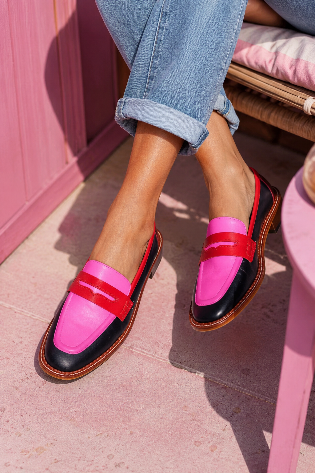 Low loafers with round toes and a strap