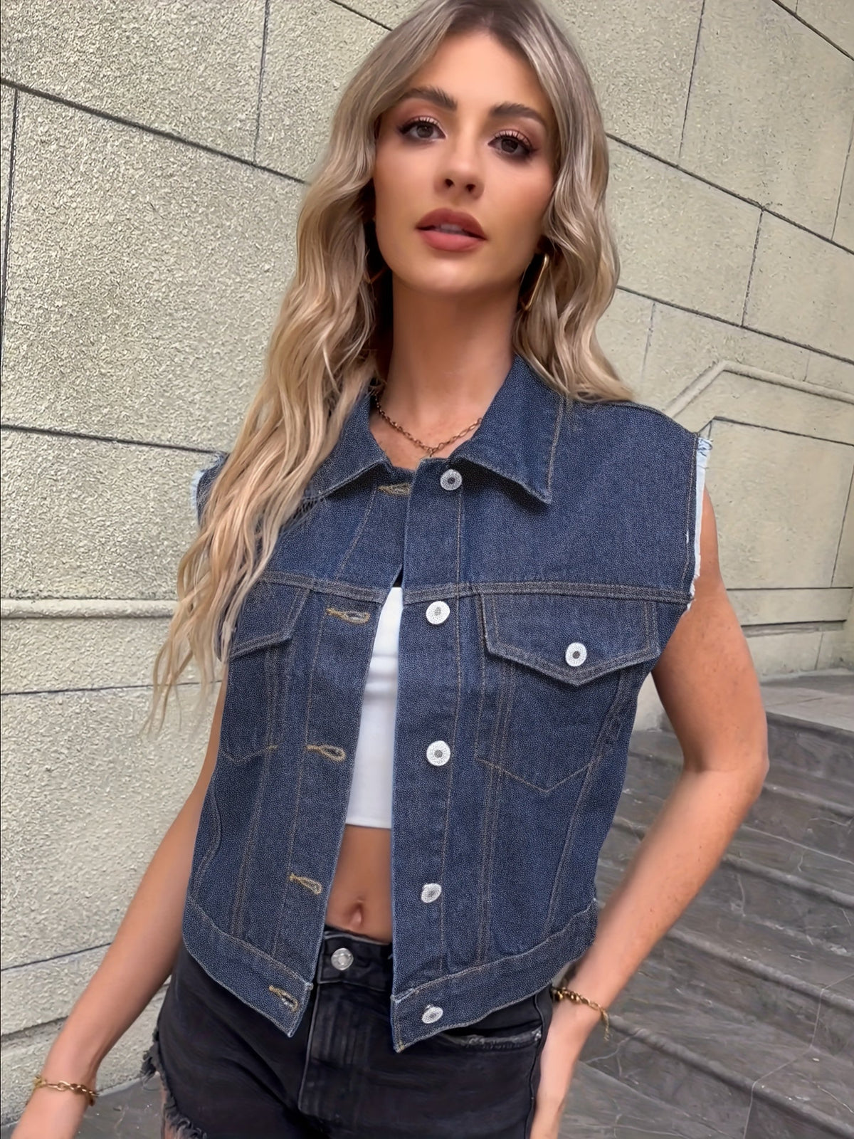 Frayed-edge collarless cropped jacket with buttons and pockets