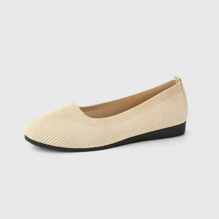 Płaskie buty z zaokrąglonym noskiem i siateczkową cholewką