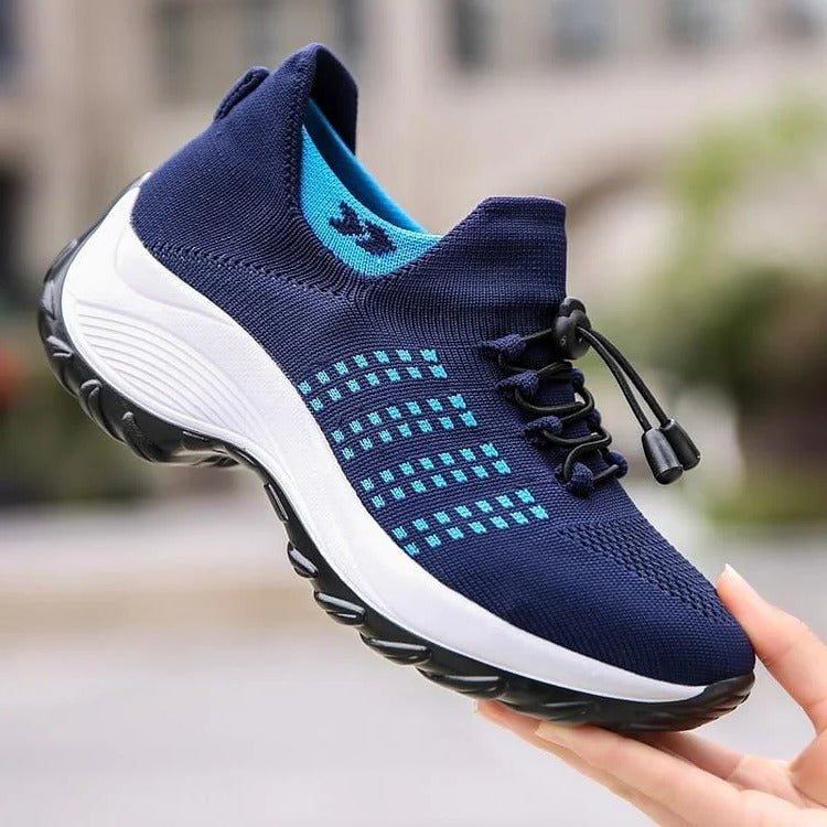 Podniesione, zakrzywione, wzorzyste sneakersy z podwyższonym kołnierzem
