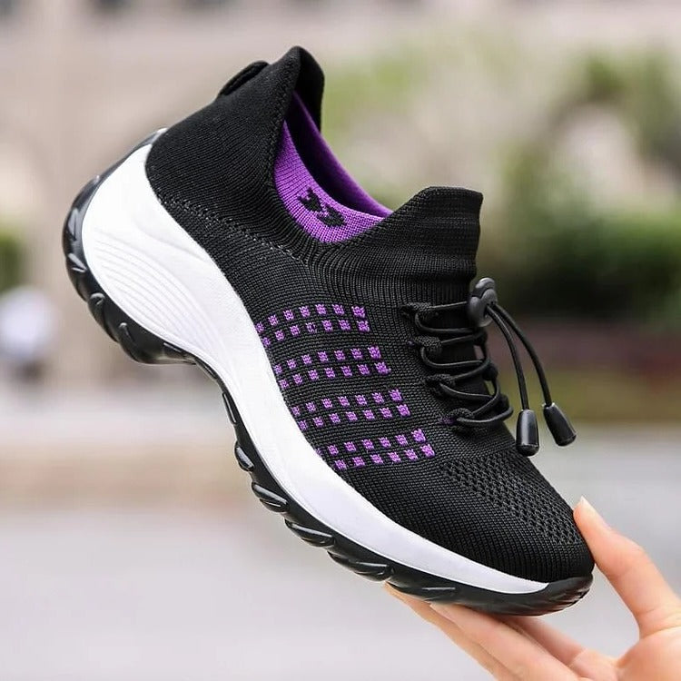 Podniesione, zakrzywione, wzorzyste sneakersy z podwyższonym kołnierzem