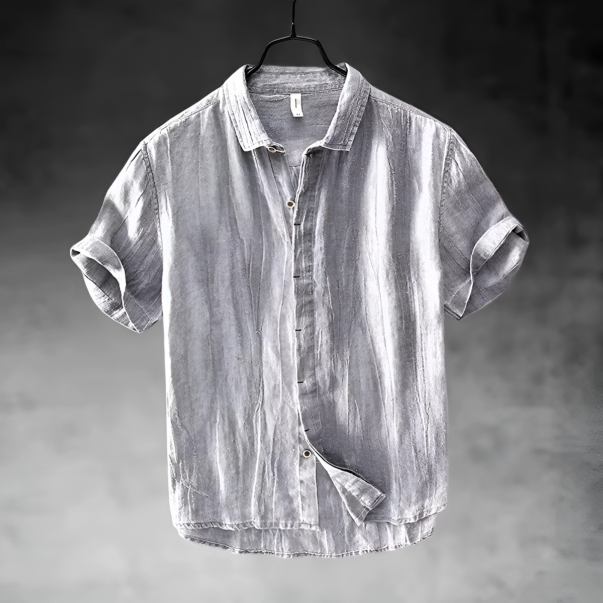 Loose short-sleeved shirt with cuffs, a collar, and a button