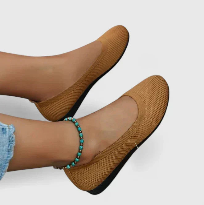 Flat shoes with a rounded toe and mesh upper