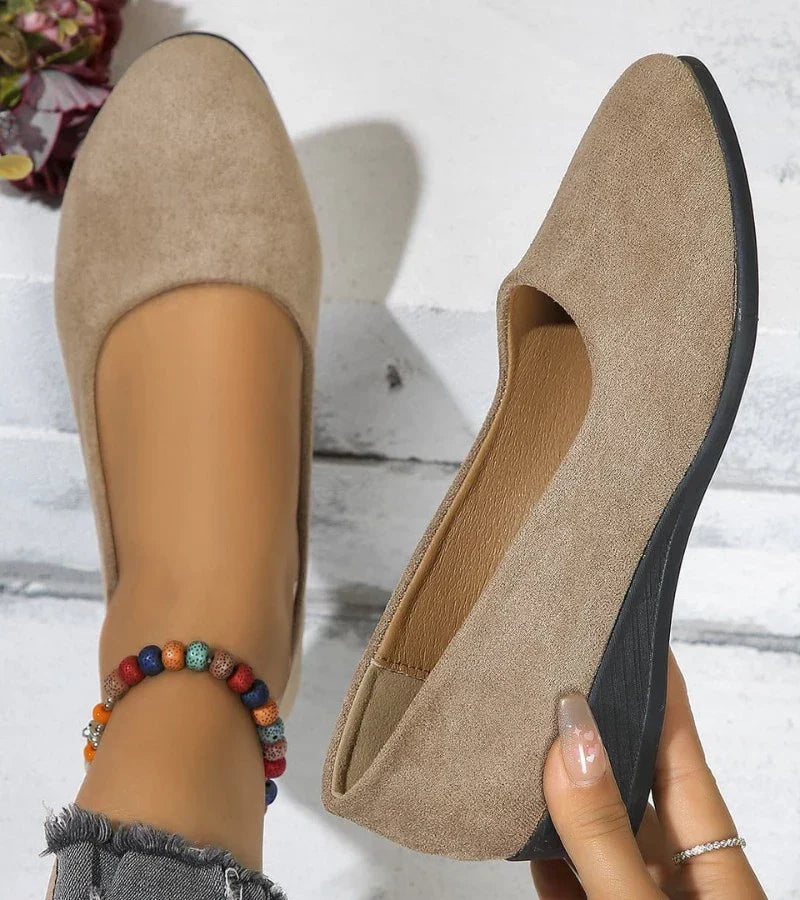 Low wedge shoes with a round toe
