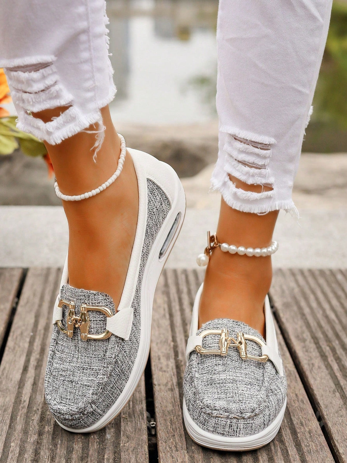 Loafers with chain details and round toes