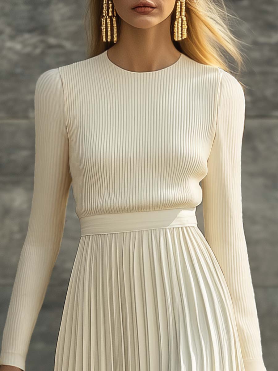 Long knitted maxi dress with a round neckline and pleats