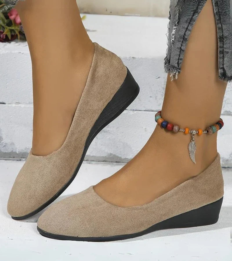 Low wedge shoes with a round toe