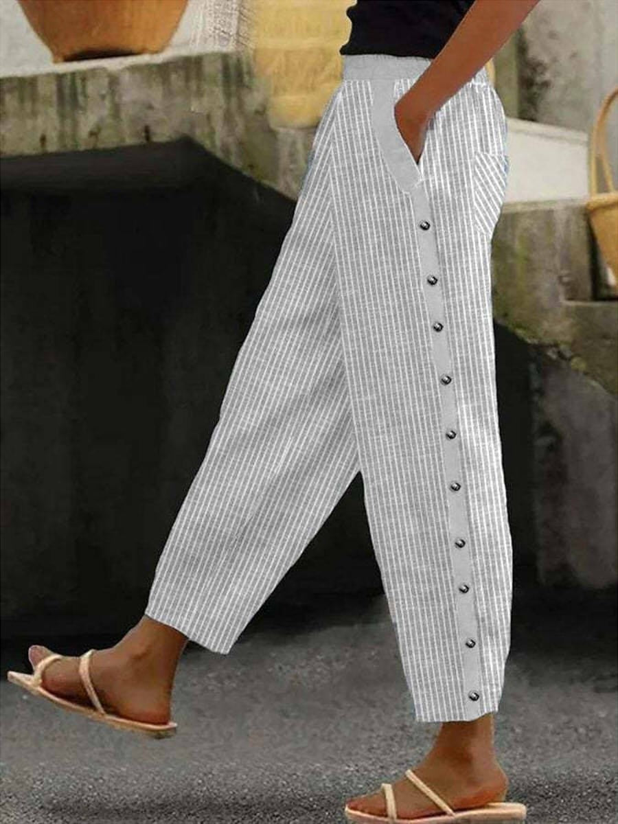 Loose striped shorts with pockets and a fastening