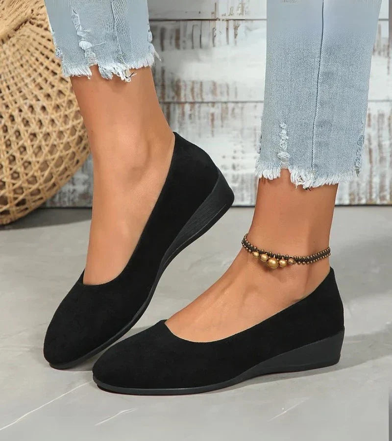 Low wedge shoes with a round toe