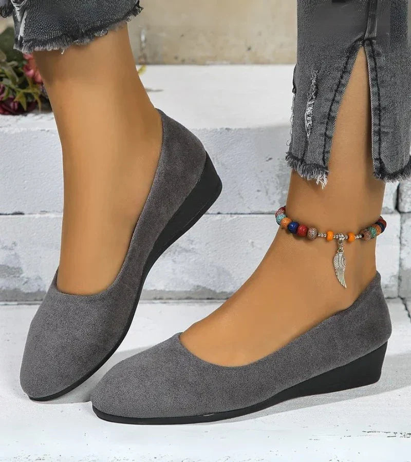 Low wedge shoes with a round toe