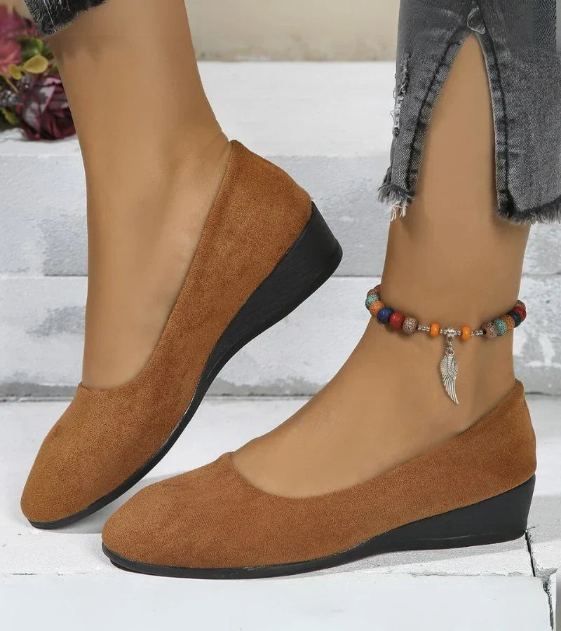 Low wedge shoes with a round toe