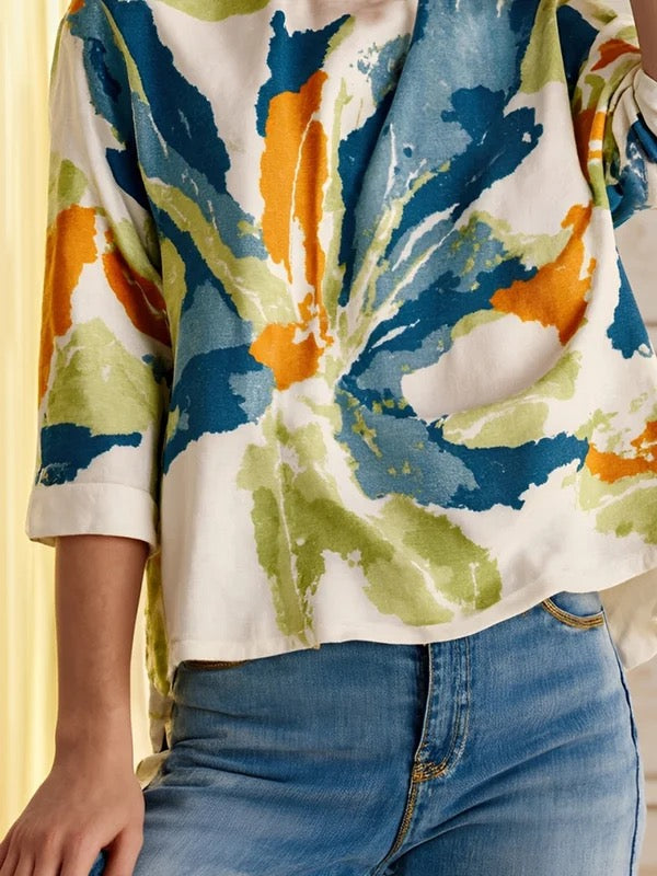 Abstract T-shirt with a watercolor pattern and a back closure