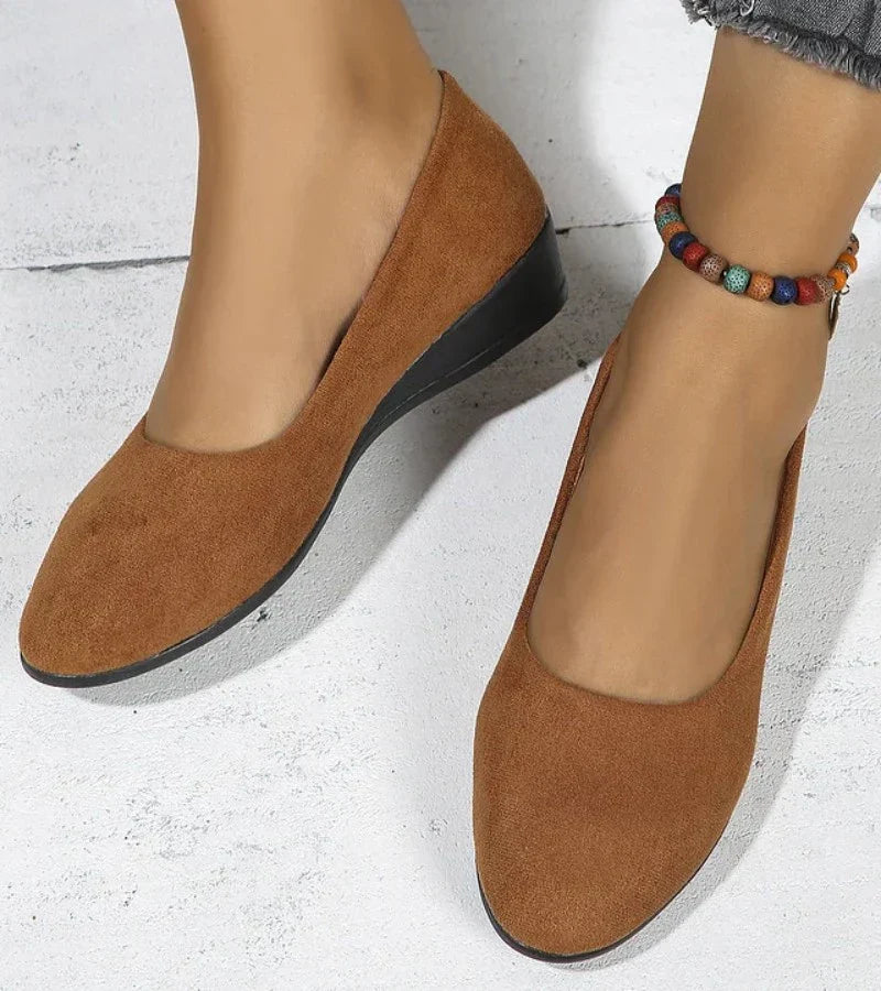 Low wedge shoes with a round toe