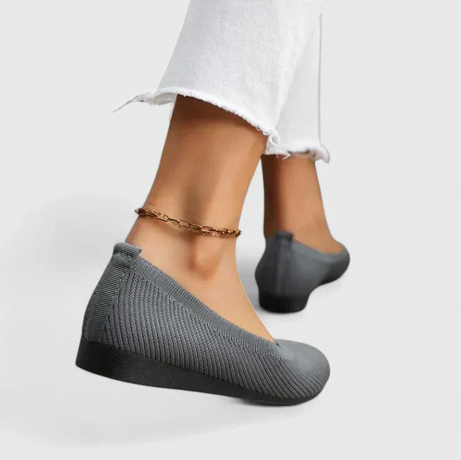 Flat shoes with a rounded toe and mesh upper