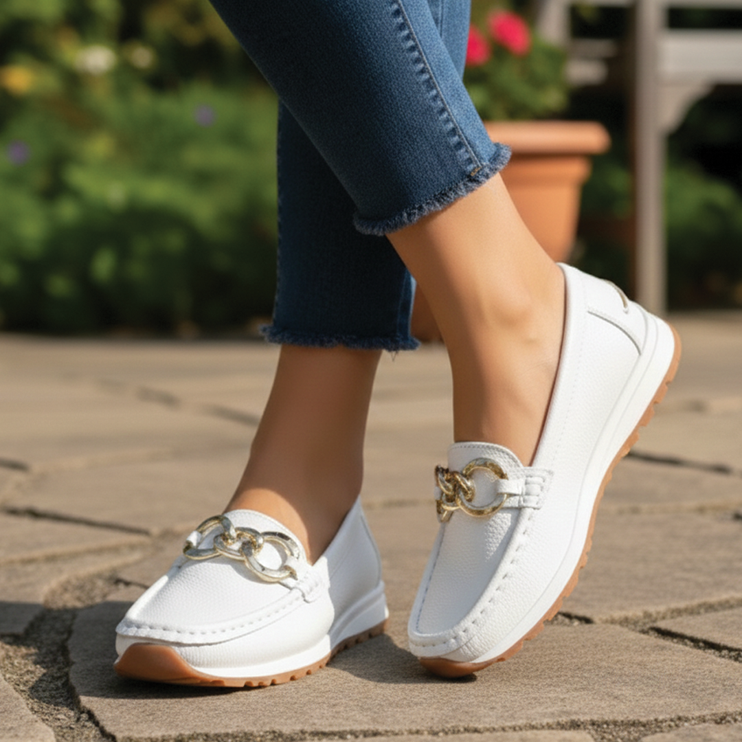 Loafers with chain details and round toes