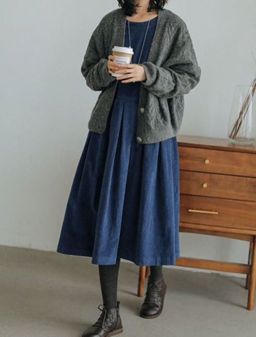Loose pleated midi dress with a round neckline and long sleeves
