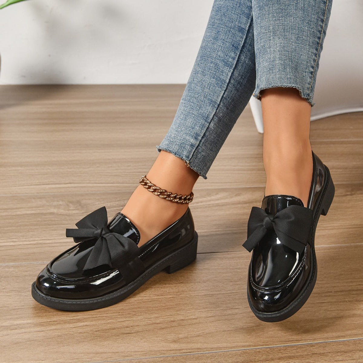 Buty wsuwane z okrągłym noskiem i węzłem na pięcie
