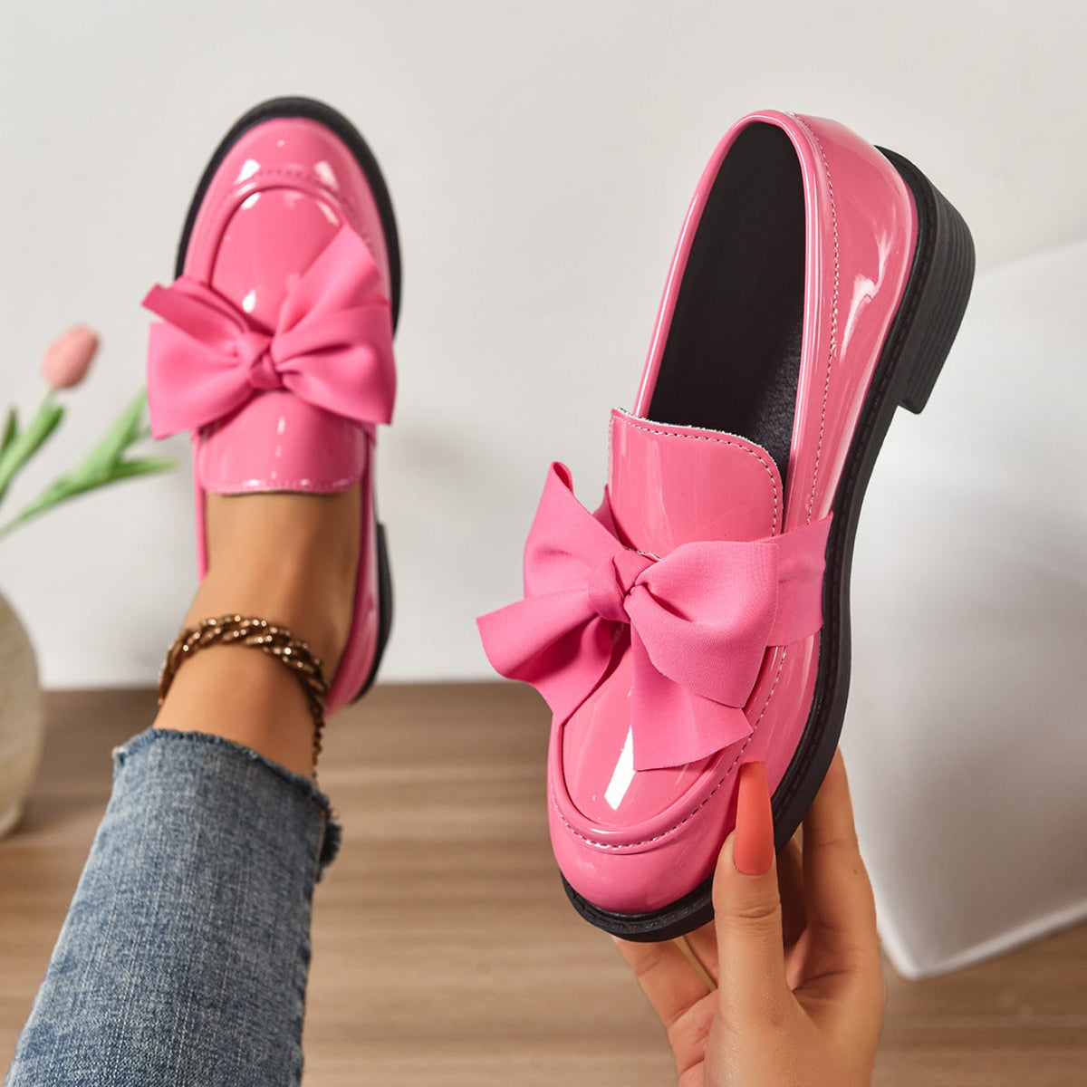 Buty wsuwane z okrągłym noskiem i węzłem na pięcie