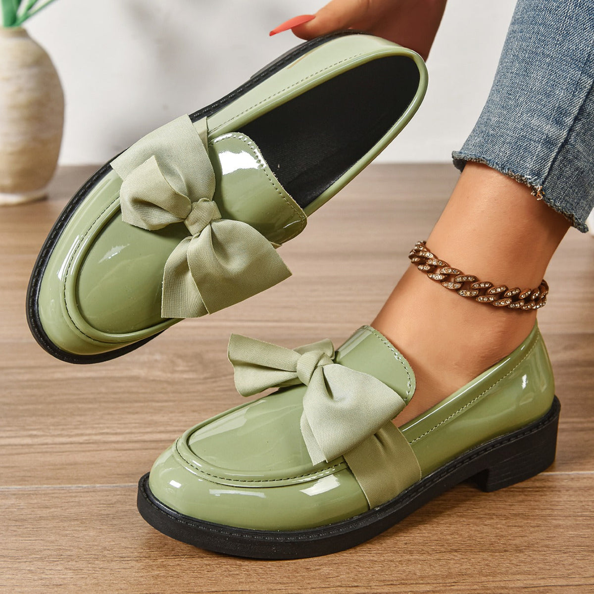 Buty wsuwane z okrągłym noskiem i węzłem na pięcie