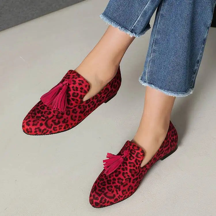 Flat loafers with fringe and a round toe