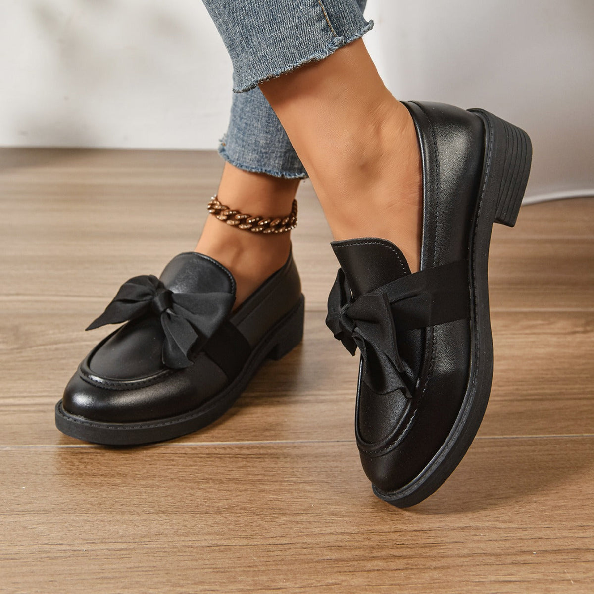 Buty wsuwane z okrągłym noskiem i węzłem na pięcie